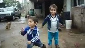 Прикольно танцуют, особенно в голубых штанах