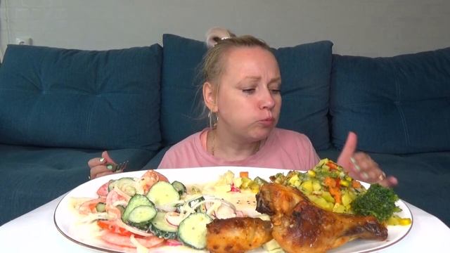 МУКБАНГ МАКАРОНЫ С КУРИНЫМИ НОЖКАМИ, ОВОЩИ ТУШЕНЫЕ, САЛАТ ОВОЩНОЙ/Mukbang еда на камеру/не АСМР/ смотреть онлайн