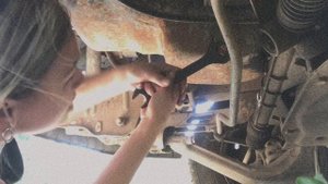 Замена масла в двигателе Ford Transit  IV поколения 1989 года.