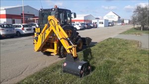 Мини экскаватор-погрузчик Venieri VF 1.33B, работа c косилкой на обратной лопате