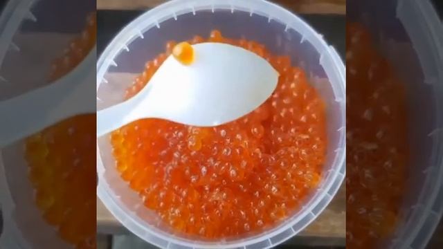 Свежая кетовая икра... смотреть онлайн