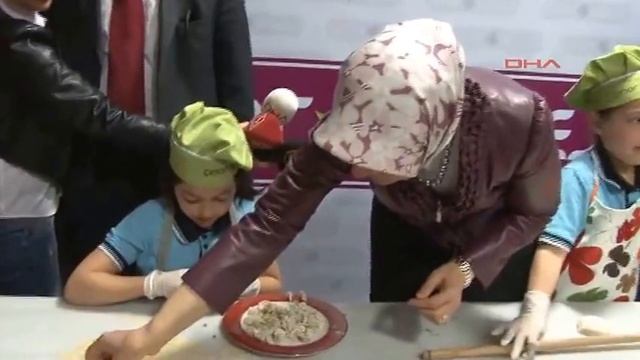 Birinci xanım düşbərə bükdü