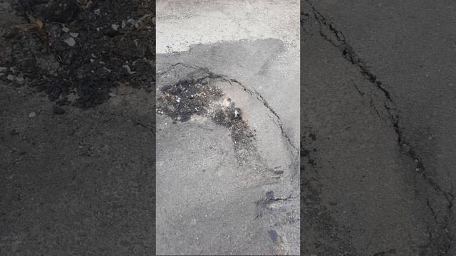 Ул. Черноморская. Испорчен асфальт и прорыв подземной трубы
Новороссийск. Восточный район