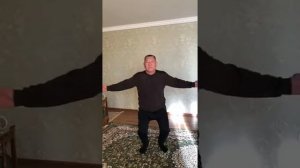 Профессор Мустафаев делает 140 приседаний по методике профессора Неумывайкина