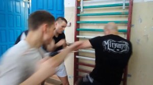 Самозащита в подъезде и в лифте. Как себя защитить?