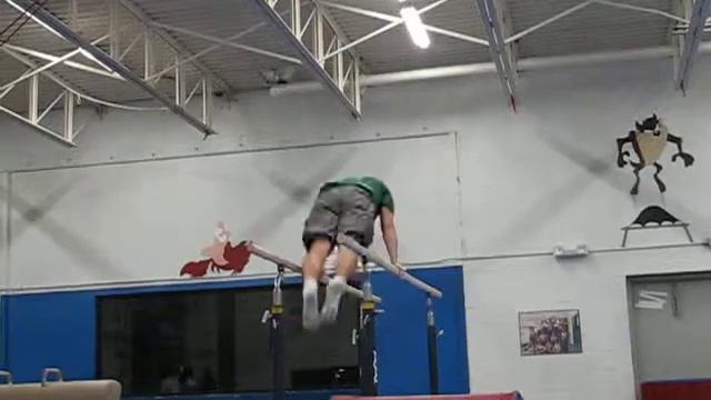 Неудавшаяся попытка стойки на брусьях смотреть онлайн