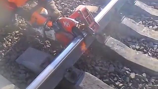 STIHL для резки рельс. Рельсорезный станок. Как распилить рельсы.