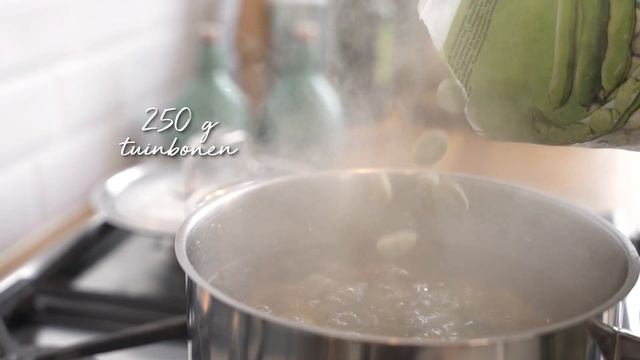 Lauwe salade met krieltjes, zalm en tuinbonen Recept - njammie! смотреть онлайн