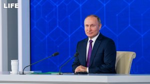 Путин проводит пресс-конференцию