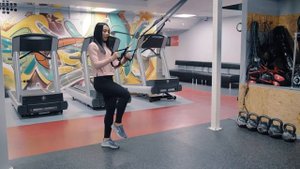 Выпад на одной ноге в петлях TRX