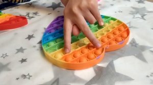 ИГРЫ С ПОПИТ ДЛЯ САМЫХ МАЛЕНЬКИХ // КАК ИГРАТЬ С POP IT // ПОЛЕЗНАЯ ИГРУШКА АНТИСТРЕСС
