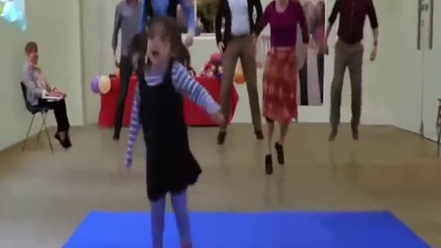 Танцующая девочка - необычно яркая вирусная реклама.