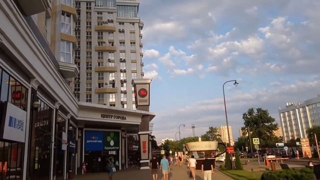 Улица Красная в Краснодаре и магазин центр города.