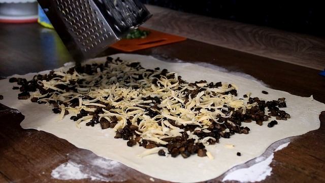 Слойки с грибами и сыром