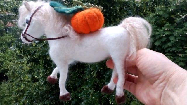 Toy horse.Needle felting. White horse. I love horses. Скульптурное сухое валяние, лошадка из шерсти смотреть онлайн