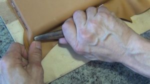 Как формовать кожу по своей задумке? Смотрим на примере пластикового клатча.