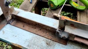 Станок для резки дров при помощи электропилы.