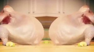 Готовая курица танцует для приготовления на ужин