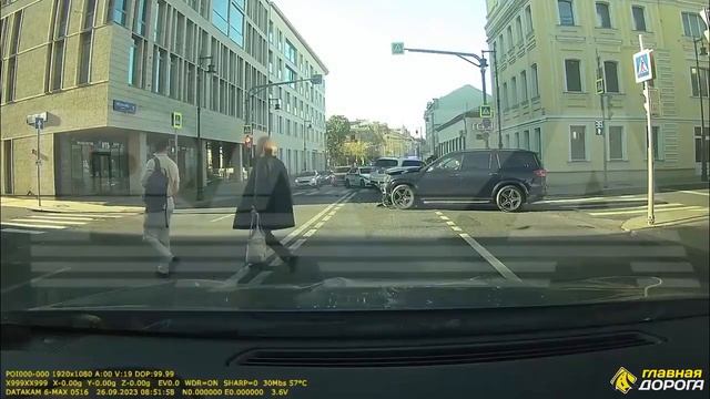 Кортеж из 3 дорогих Мерседесов с маячками протаранил 4-й Мерс смотреть онлайн