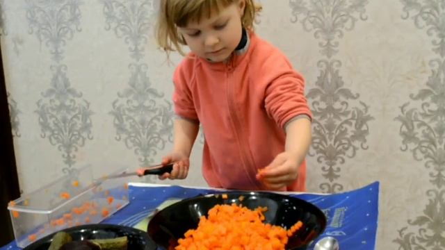 Венигрет.Madina is preparing New Year's salad Venigret. смотреть онлайн
