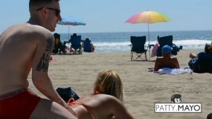 Парень пристаёт к красивым девочкам на пляже и предлагает массаж