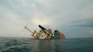 Небывалый шторм в Черном море: волны разрезали пополам сухогруз в Новороссийске