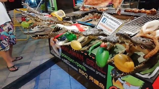 Шашлык из крокодила. Готовят крокодила прямо на улице. Паттайя. Тайланд.