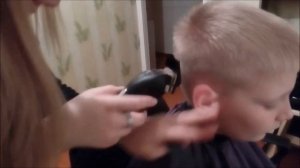 крутая стрижка с пробором для мальчика