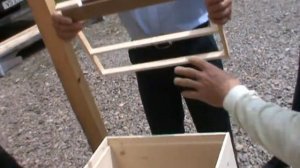 3. Viorel arata cum se monteaza un "Bio Stup - Ioan Ursu" primit la pachet prin curierat 3/4