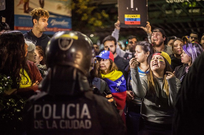 Толпа бушует: ситуация в Аргентине накаляется с каждым часом / События на ТВЦ