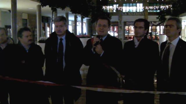 Largo Ciro Menotti - inaugurazione della nuova illuminazione e degli Alberi di Arancio смотреть онлайн