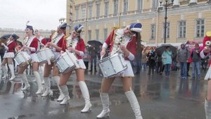Барабанщицы на параде в Петербурге