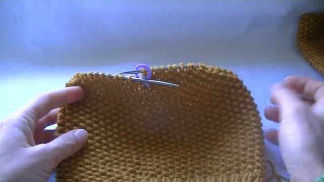 Вязание шапки узором путанка.Knitting hats pattern thread waste смотреть онлайн