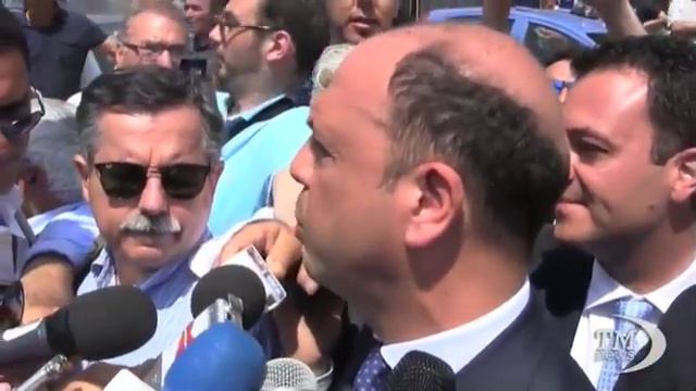 Alfano a Pozzallo ringrazia sindaci: reggono emergenza migranti смотреть онлайн