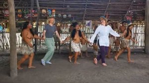 Танцы в племени Бора