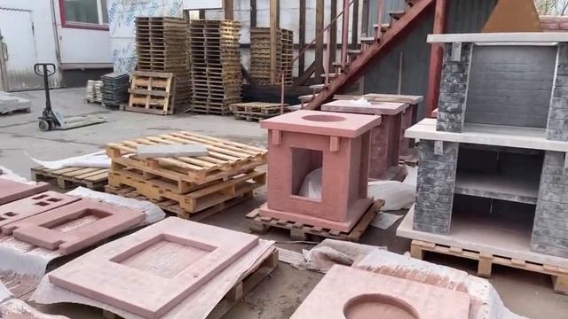 Производство бетонных изделий по технологии вибролитья – расформовка поребриков, бордюров и ступене
