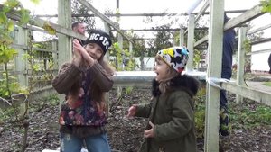 ДЕЛАЕМ БОЛЬШОЙ ДОМИК ИЗ ПЛЕНКИ НА ДЕРЕВЕ! ПРОСТО КИЛОМЕТРЫ ПЛЕНКИ!