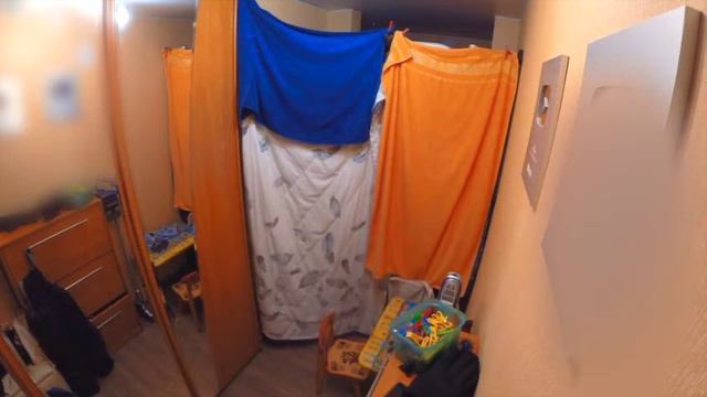 Андрей построил стенку из одеяла и играет дома смотреть онлайн