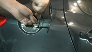 Как снять и установить люк бензобака. Peugeot 307.