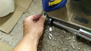 РАЗБИРАЮ ВИЛКУ НА BAJAJ DOMINAR. ОБСЛУЖИВАНИЕ ПЕРЕДНЕЙ ПОДВЕСКИ, ЗАМЕНА МАСЛА