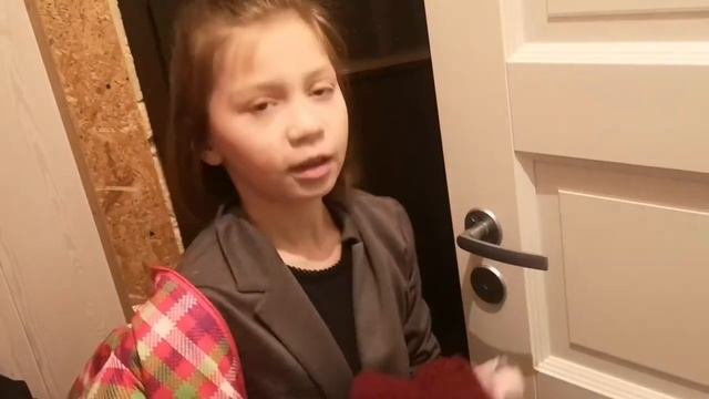 VLOG: Аничка учиться играть на аккордеоне . У Ксении новая прическа.