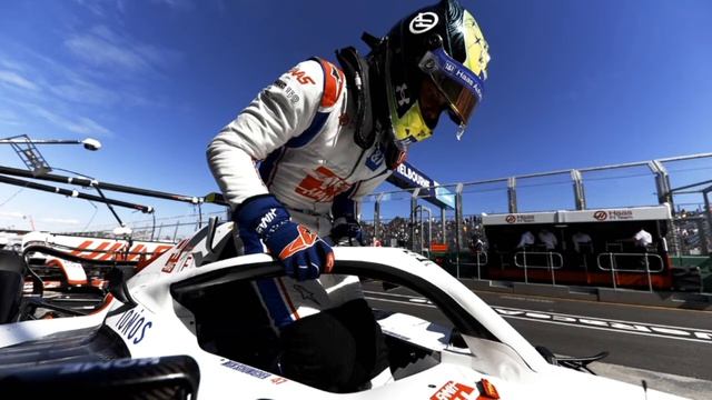 Ferrari extend Sainz’s contract to end of 2024 season смотреть онлайн