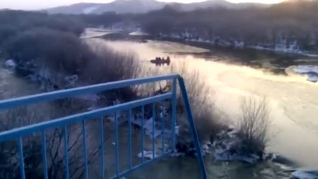 МЧС организовало переправу через реку Литовка смотреть онлайн