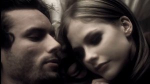Avril Lavigne - Fall To Pieces