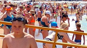 ГЕЛЕНДЖИК. ОТ ПРОИСХОДЯЩЕГО НА ПЛЯЖАХ ЛЮДИ БАЛДЕЮТ