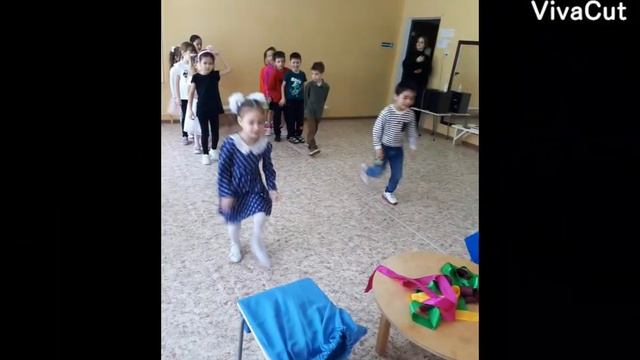 Праздничная игровая программа Есть в марте день особый смотреть онлайн