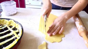 Как украсить пирог тестом