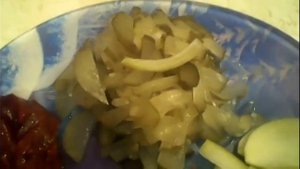 Печень ,тушенная с солёным огурцом