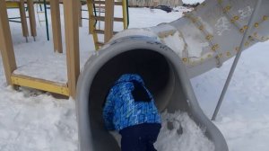 Опасная горка на площадке!