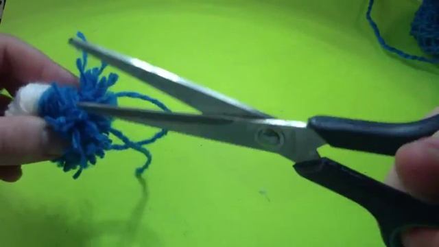 Как сделать Мини Пингвинёнка из ниток с помощью вилки своими руками смотреть онлайн